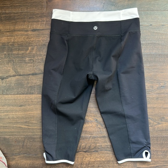 lululemon athletica Bandha Crop Black / White Size 6 - Picture 4 of 5